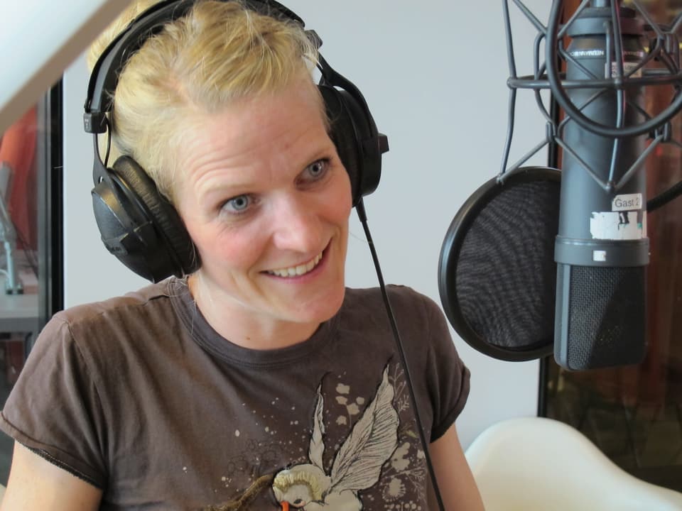 Priska Zahnd mit Kopfhörer im Studio.
