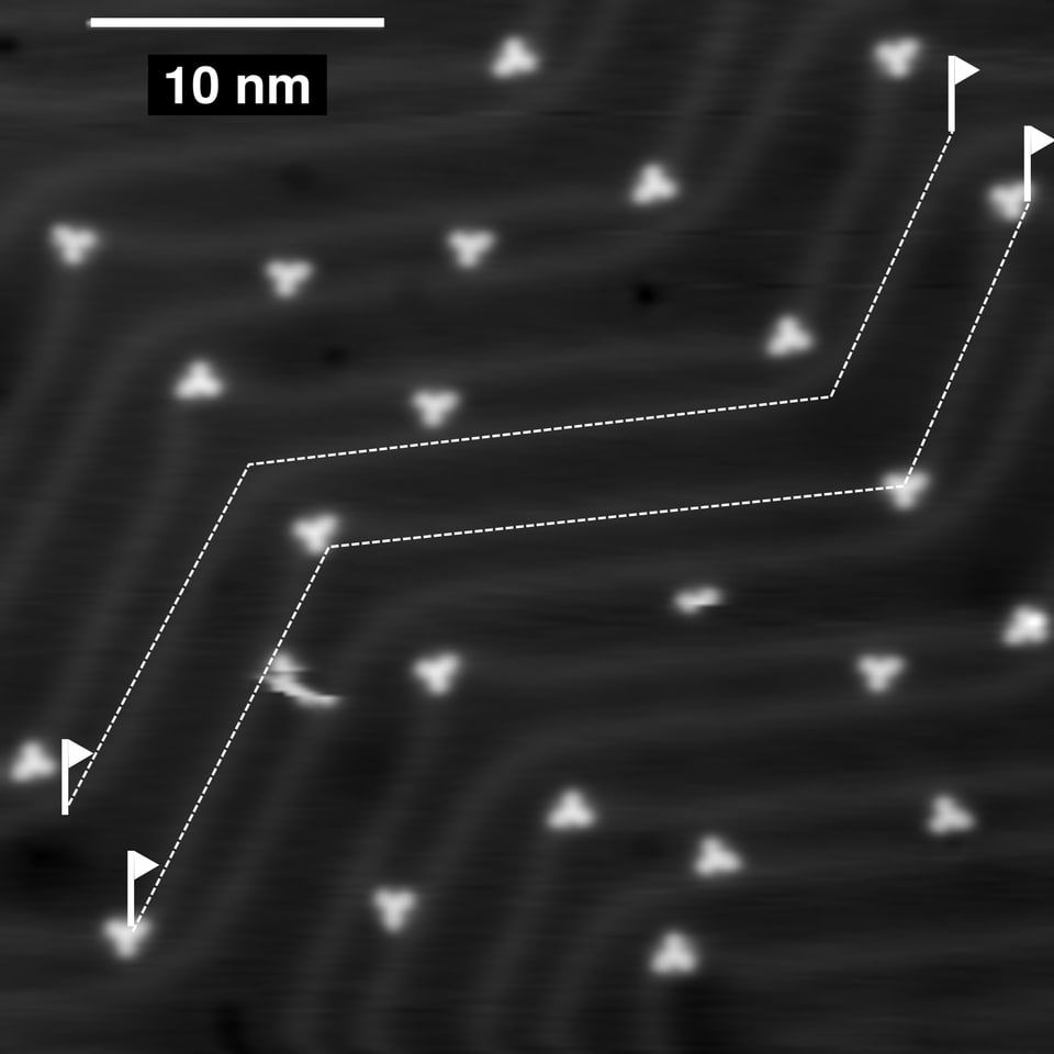 Die Rennstrecke, eingezeichnet auf einer Länge von etwa 40 Nanometern.