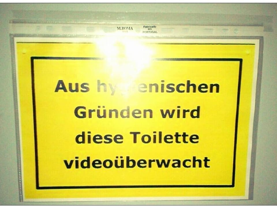 Moderne WC-Poesie in Post-gelb.