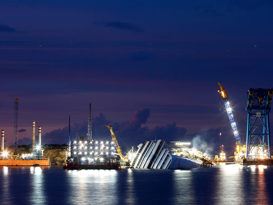 Arbeiten an der Costa Concordia.