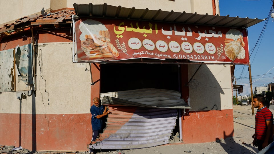 Palästinenser überprüfen eine durch israelische Angriffe beschädigte Bäckerei in Khan Younis im südlichen Gazastreifen.