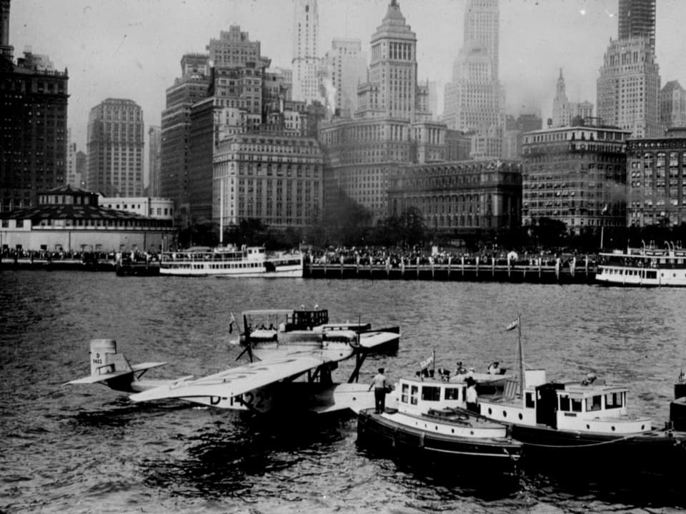 Das Flugboot Dornier Wal vor New York im Jahr 1930.