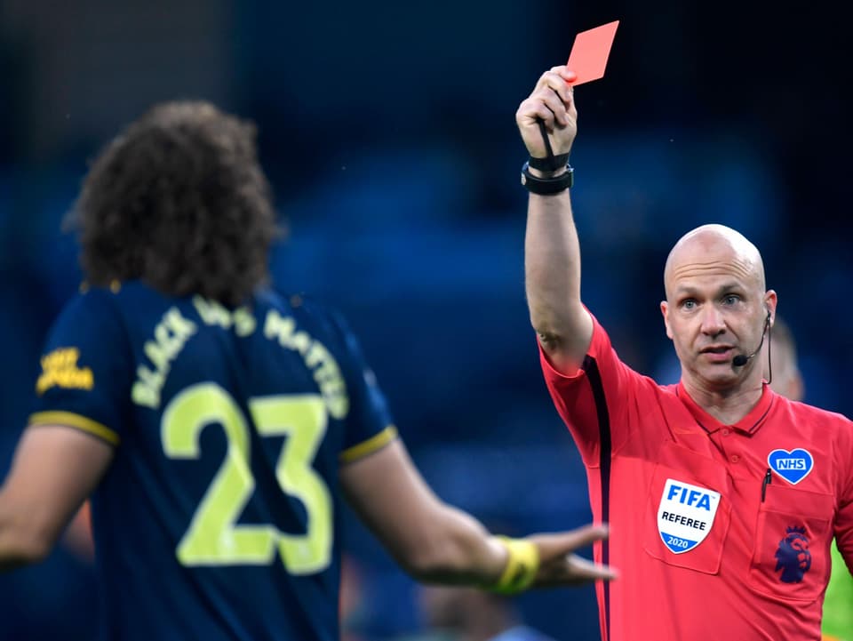 Schiedsrichter zeigt David Luiz die rote Karte