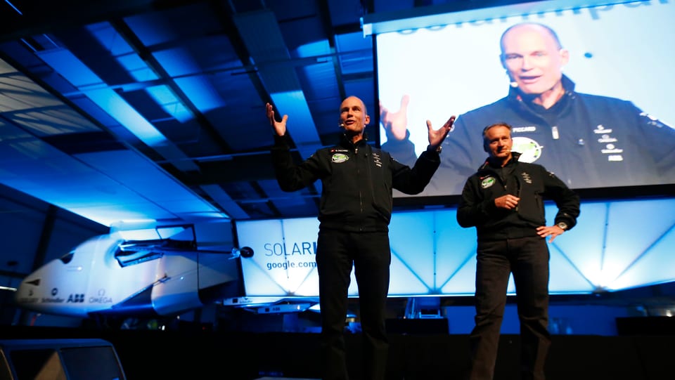 Pilot Bertrand Piccard und Co-Pilot André Borschberg stellen ihr neues «Solor Impulse 2» zum ersten Mal der Öffentlichkeit vor.