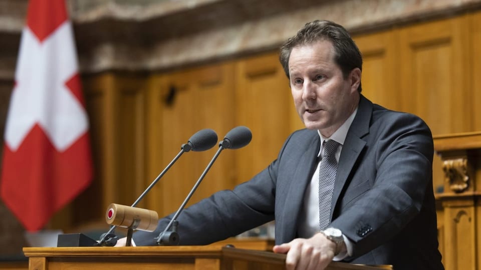 Thomas Aeschi am Rednerpult im Nationalrat.