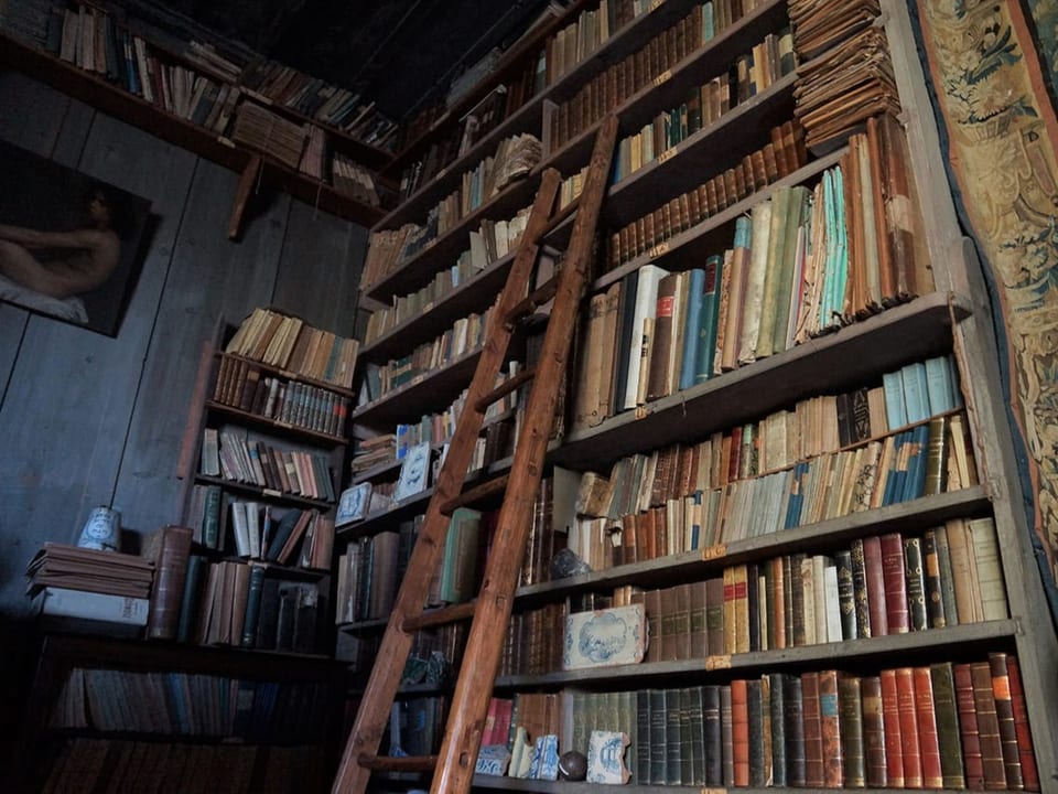 Ein grosses Regal voller Bücher.