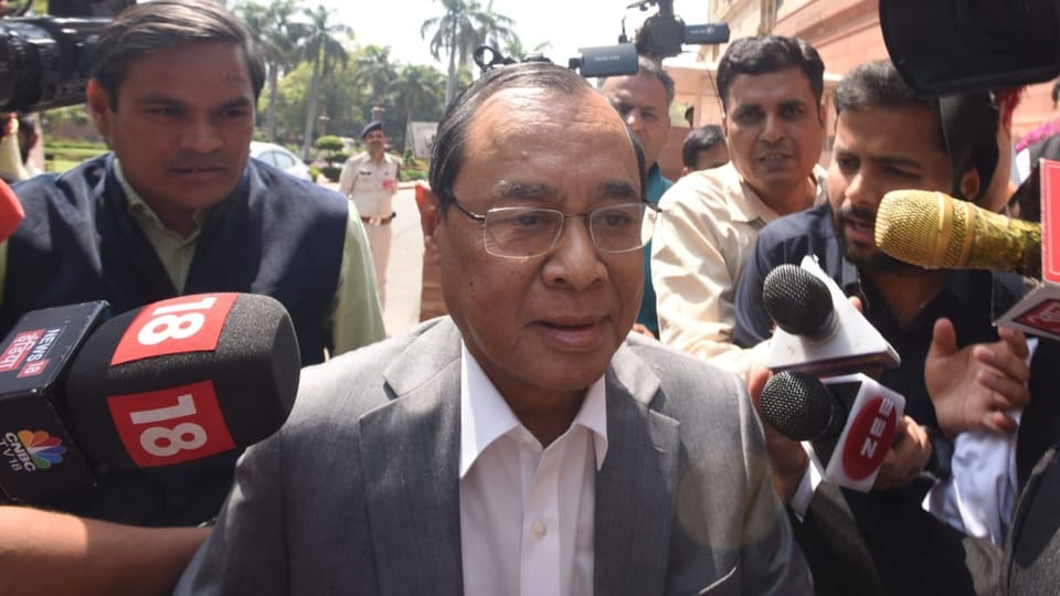 Ranjan Gogoi von Presse umringt