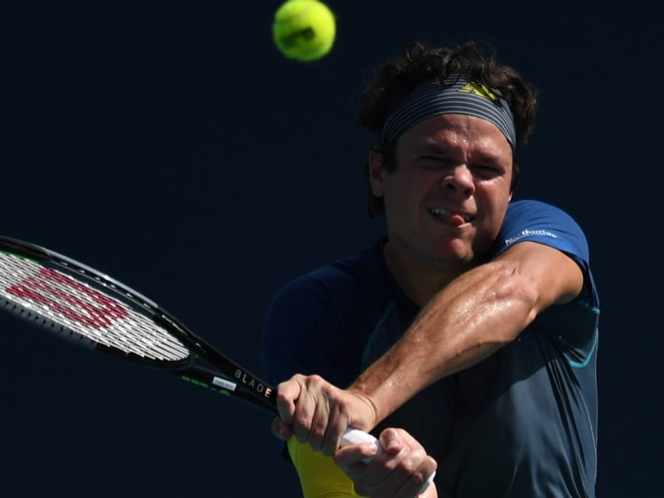 Kein Zuckerschlecken für ihn Milos Raonic schnalzt bei einer beidhändigen Rückhand mit der Zunge.