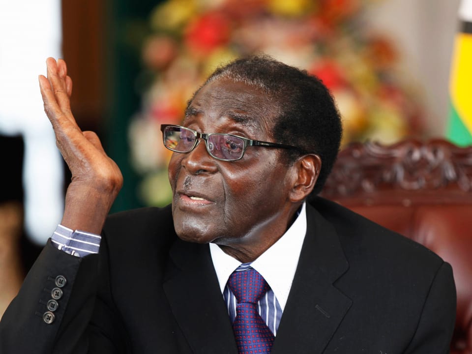 Nahaufnahme von Mugabe während eines Interviews.