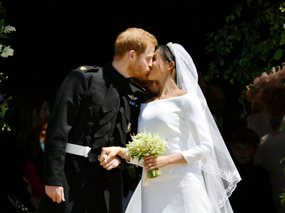 Prinz Harry und Meghan Markle küssen sich vor der Kapelle
