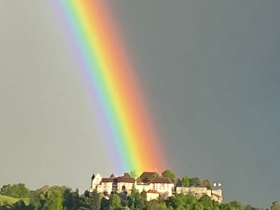 Regenbogen über einem Schloss.