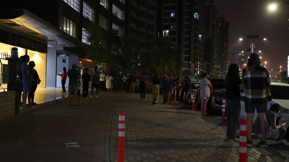 Leute, die in Dubai auf der Strasse stehen