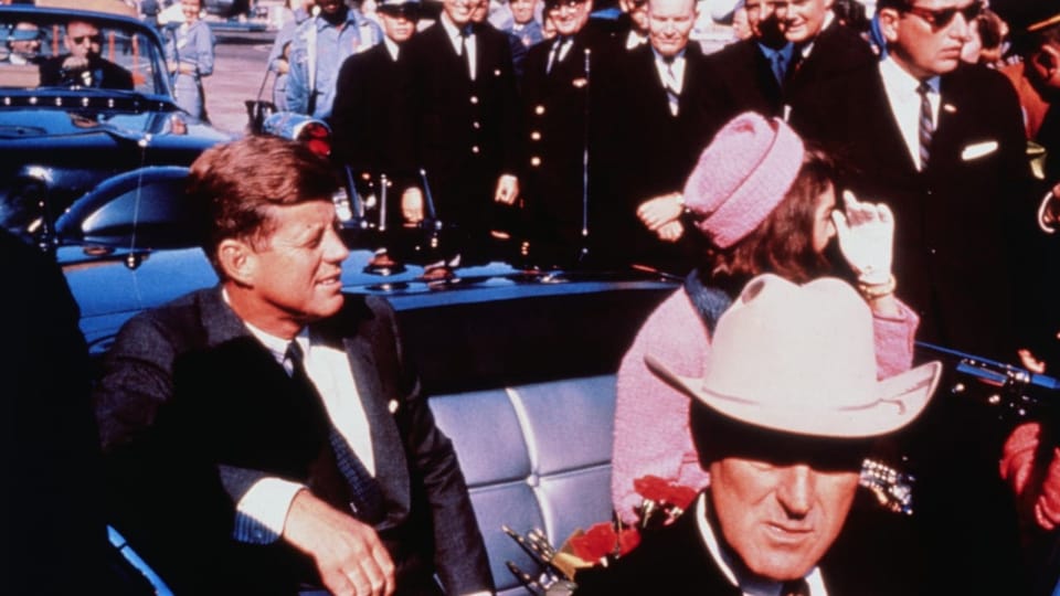 US-Präsident John F. Kennedy und First Lady Jacqueline Kennedy im Wagen am Attentat