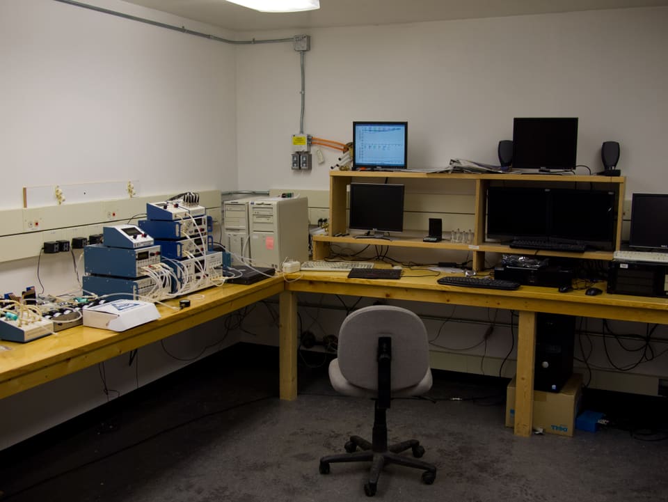 In diesem Labor mit den Geräten, mit denen Wissenschaftler die Signale zu Körpertemperatur und Herzschlag des Bären verfolgen.