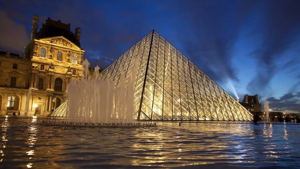 Glas-Pyramide im Abendlicht