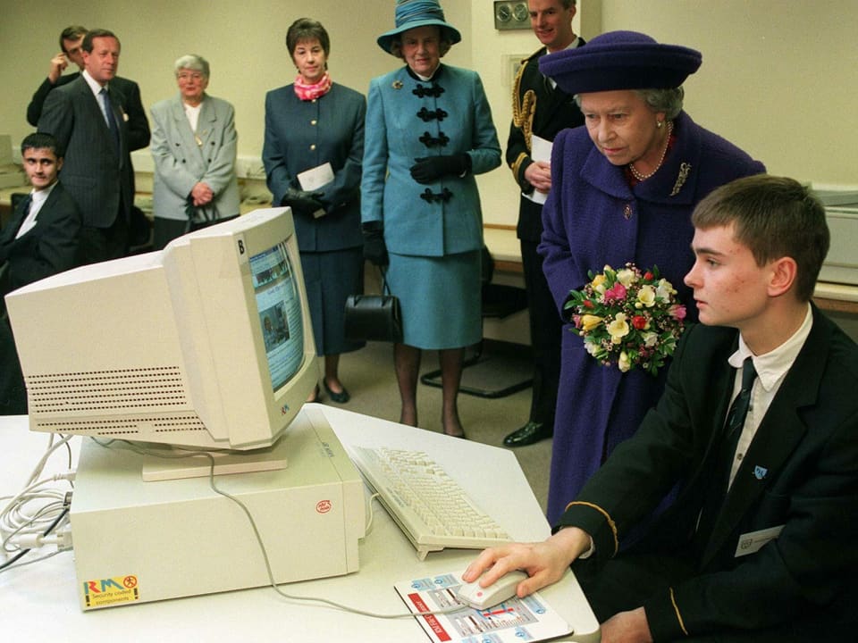 Queen 1991 vor einem PC-Bildschirm in einer Hochschule.