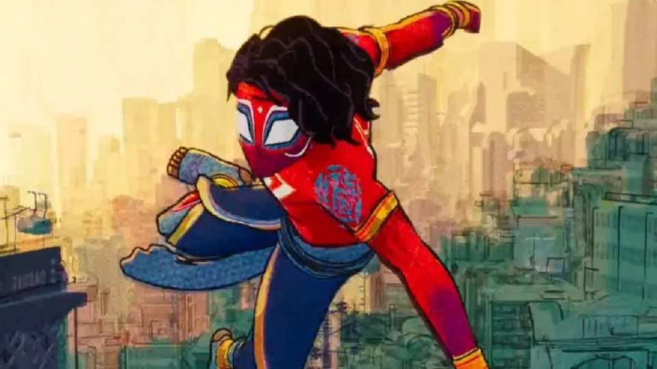 Indische Spiderman-Figur vor indischer Stadt