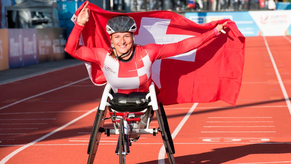 Manuela Schär mit der Schweizer Flagge auf der Ehrenrunde.