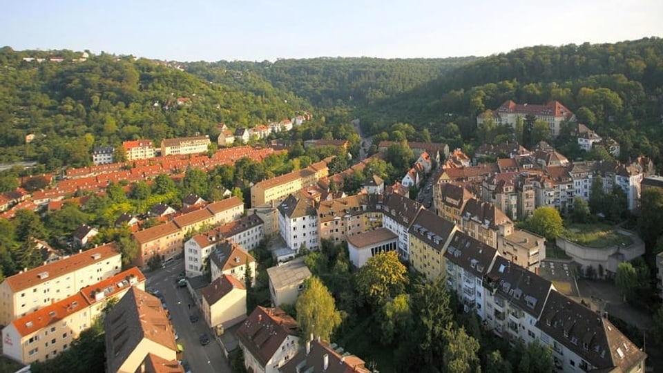 Grüne Hügel in und um Stuttgart und Häuser
