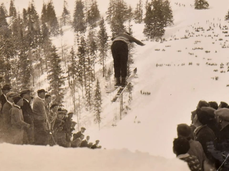 Skispringer springt von Schanze.