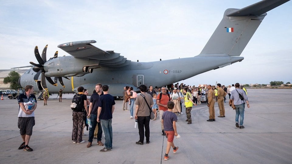 Ein Flugzeug der französischen Luftwaffe kommt in Dschibuti an.