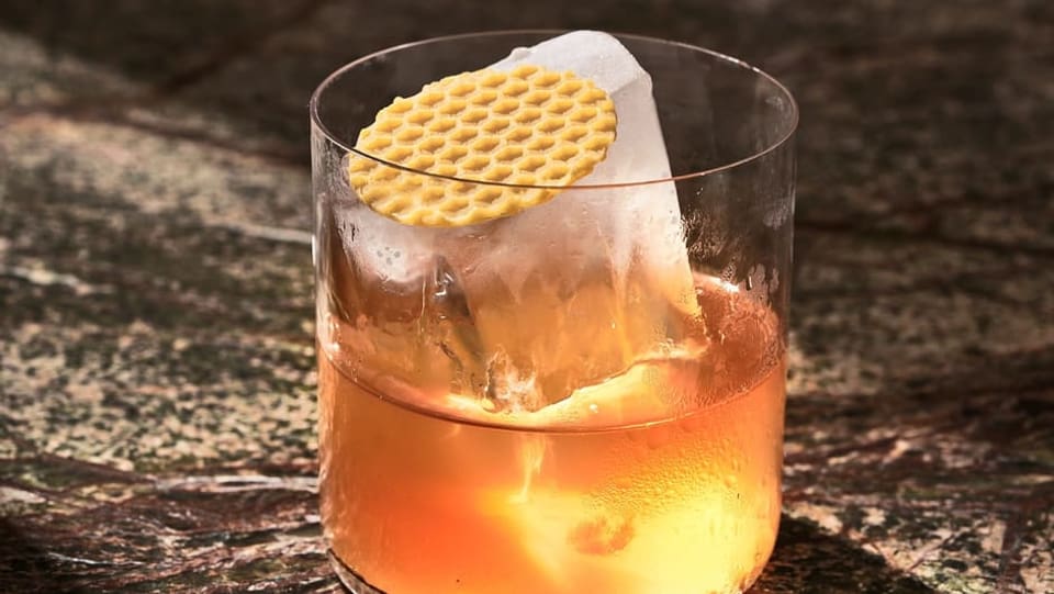 Wein muss nicht sein - Alkoholfreies passt auch zum Sternen-Menü Glas mit einem nicht alkoholischen Getränk.