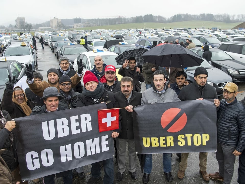 Taxifahrer protestieren in Bern.