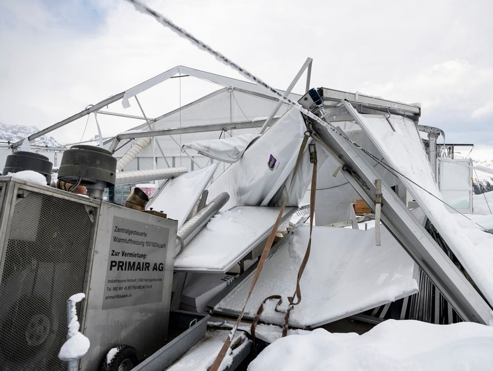 Zusammengestürzte Zeltkonstruktion im Schnee