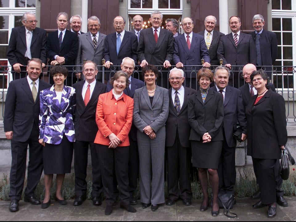 Alt-Bundesräte posieren in einem Gruppenfoto.