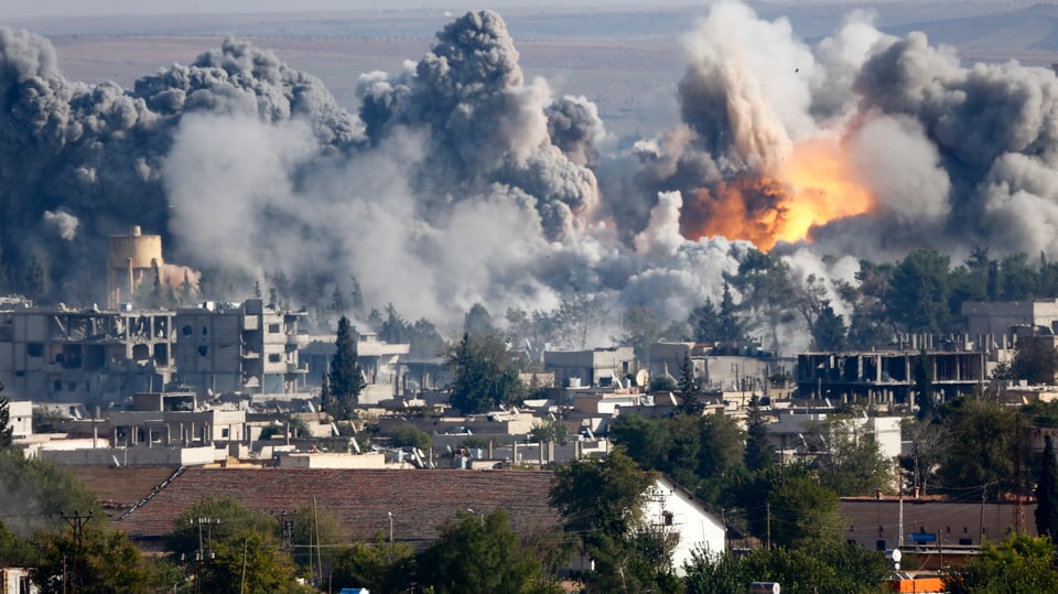 Kobane, Rauchpilze nach Bombenabwurf