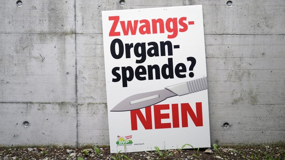 Ein Plakat mit der Aufschrift «Zwangs-Organspende? Nein»