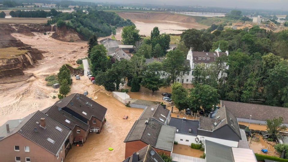 Luftbild von Erftstadt-Blessem mit überschwemmten Strassen