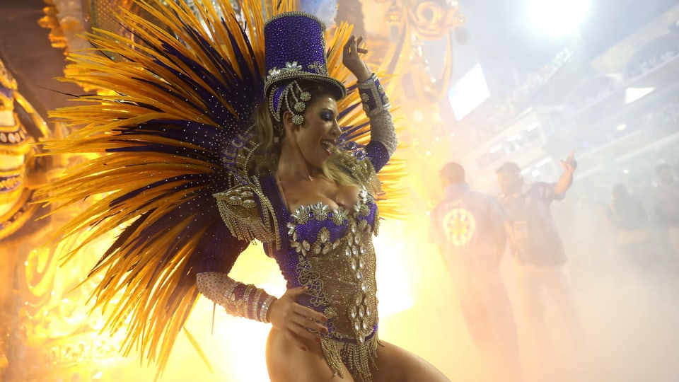 Frau im Samba-Outfit zeigt viel Haut.