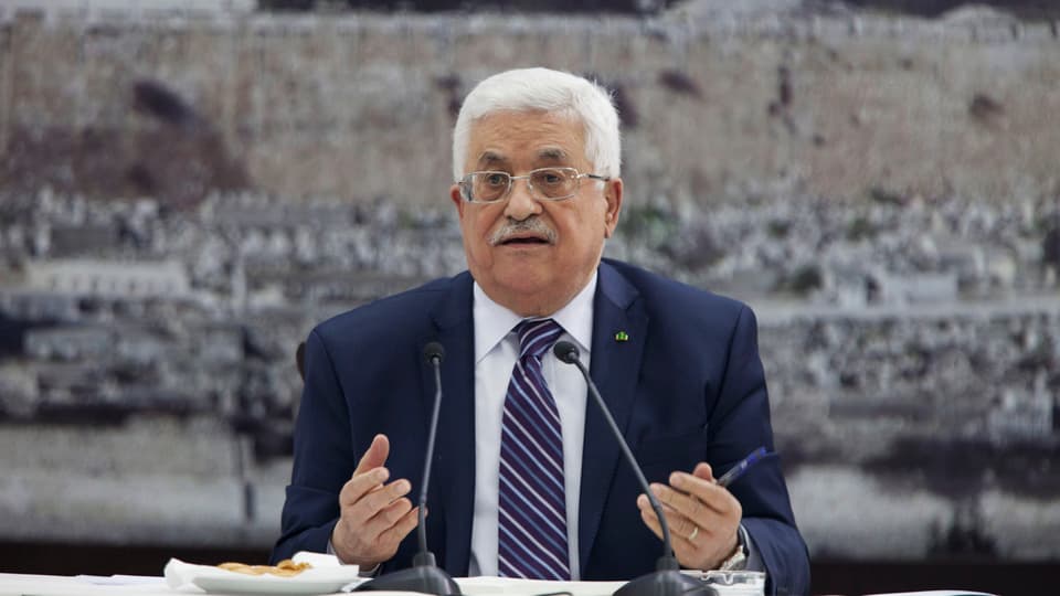 Mahmud Abbas sitzt hinter Mikrofonen