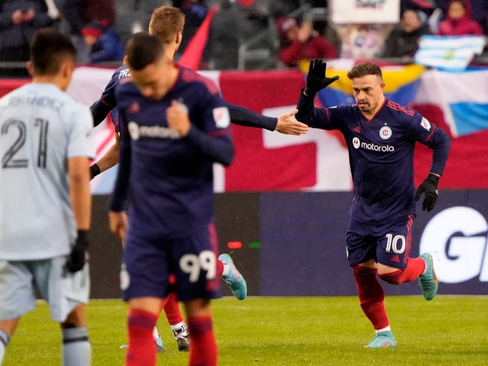 Kann Abklatschen Xherdan Shaqiri nach seinem Penaltytreffer.