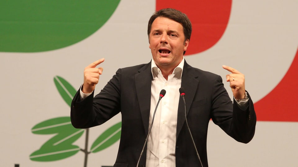 Renzi bei einer Rede, gestikulierend.