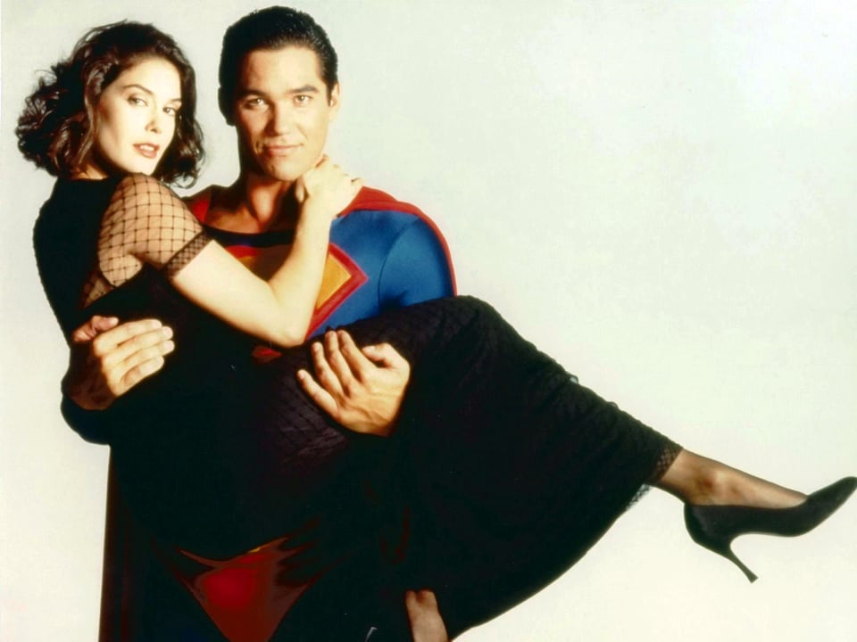 Superman hält eine Frau in den Armen.