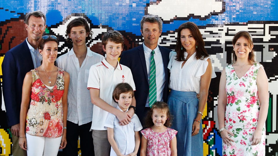 Die dänischen Royals posieren an der Eröffnungszeremonie für die Fotografen. Auf dem Foto zu sehen sind von links nach rechts: Prinz Joachim, Prinzessin Marie, sowie Kronprinz Frederik und seine Ehefrau Kroprinzessin Mary mit deren vier Kindern.