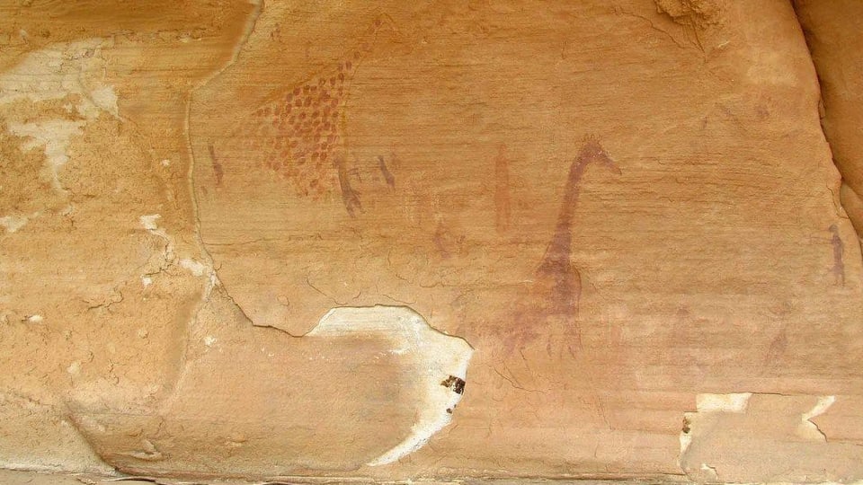 Zwei Giraffen-Zeichnungen auf Stein.
