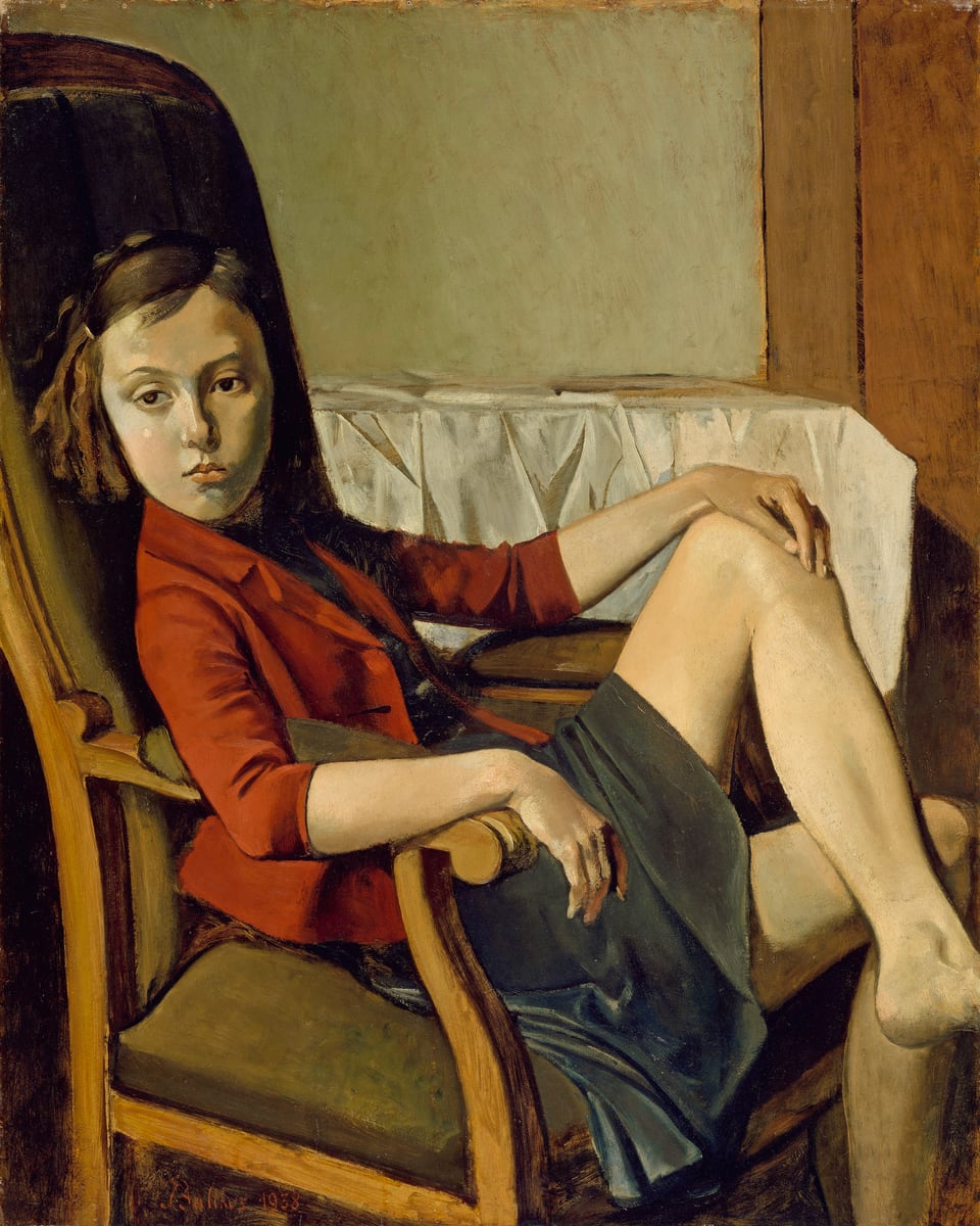 Ausschnitte aus einem Bild: Ein Mädchen sitzt mit angezogenem nacktem Knie auf einem Stuhl. 