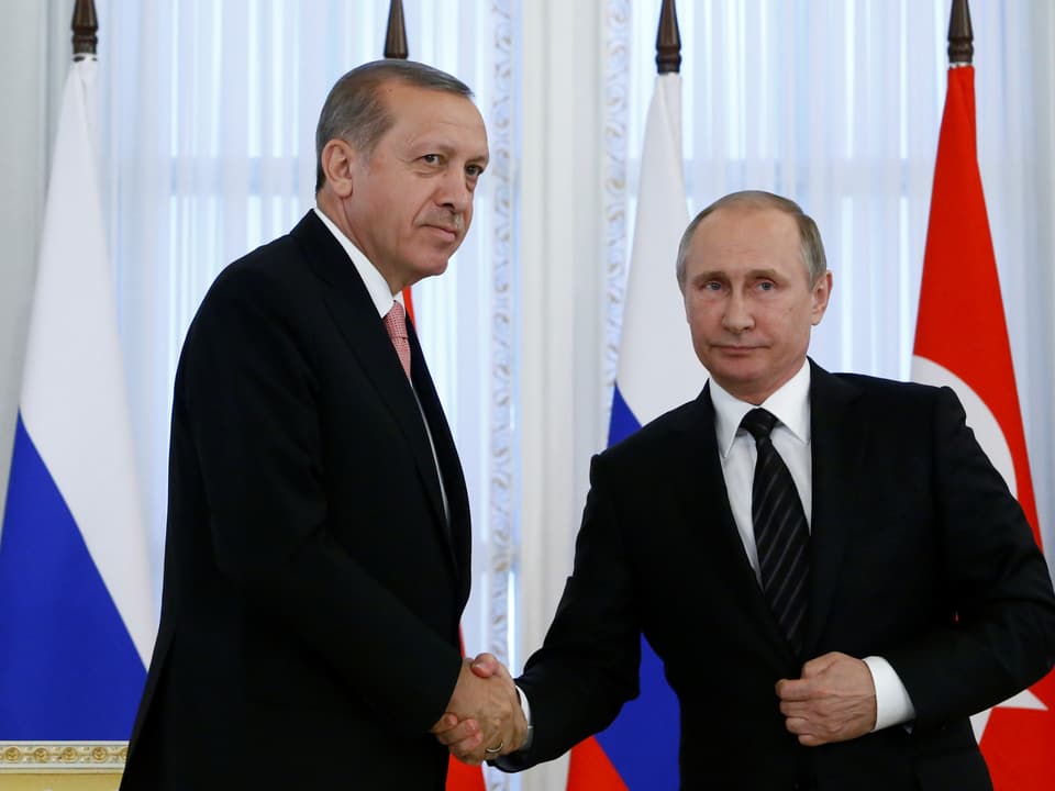 Erdogan und Putin geben sich die Hand