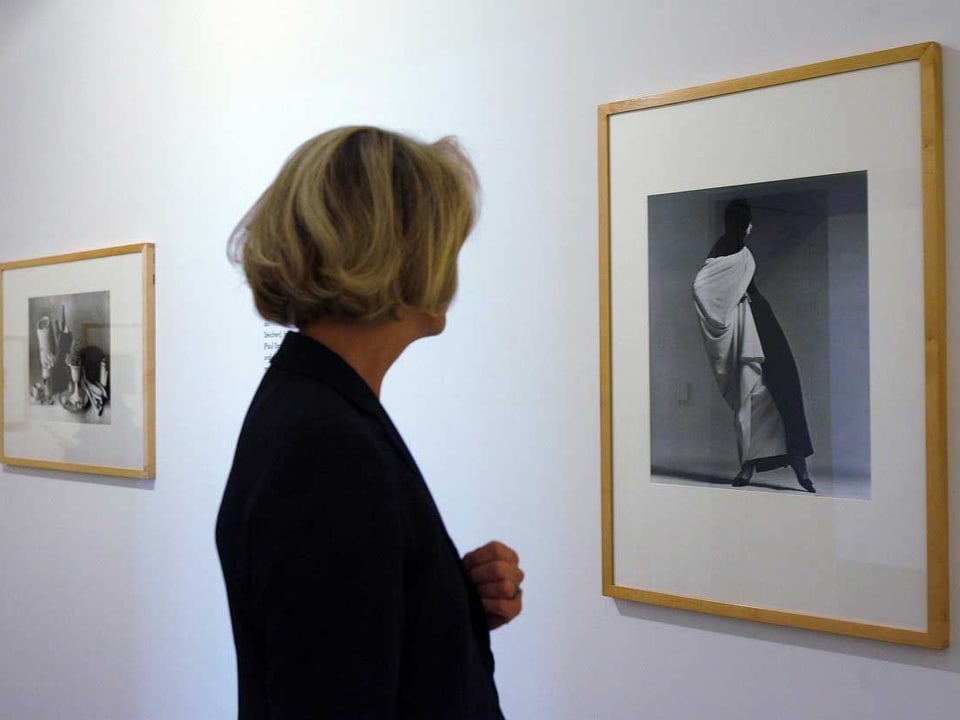 Eine Besucherin betrachtet Fotografien aus der Marc Rich Collection im Kunsthaus Zuerich.