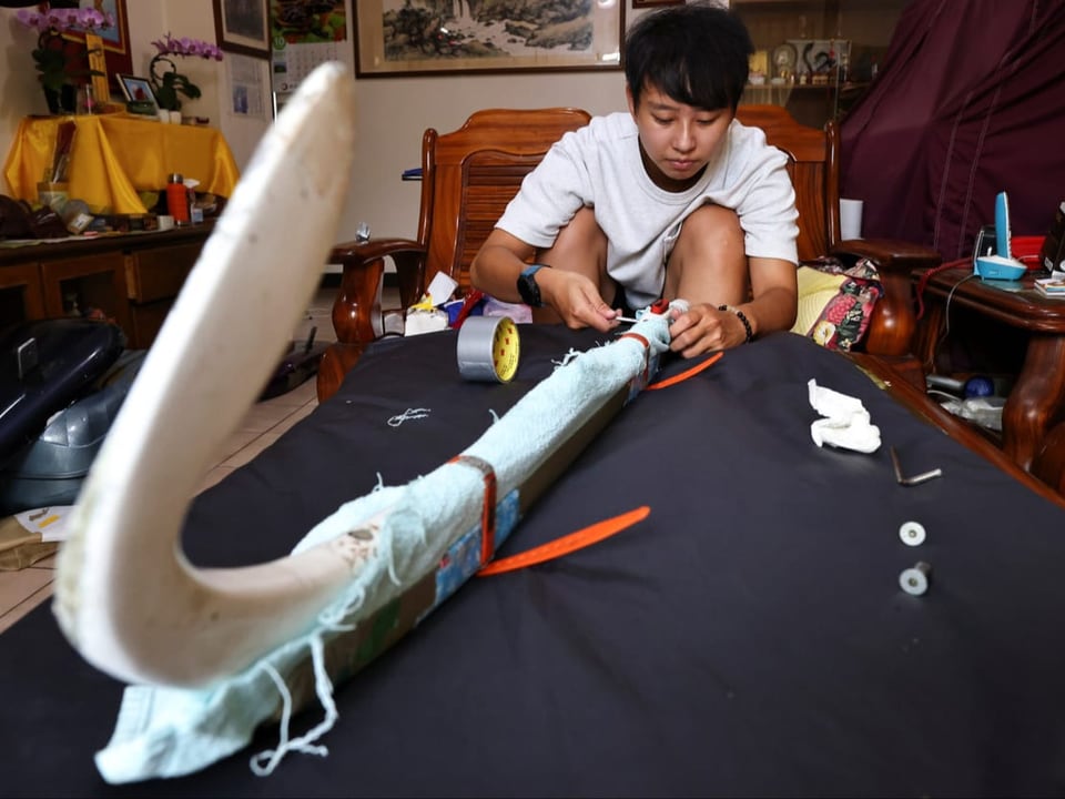 Li Sin-Rong präpariert ihren Schlitten.