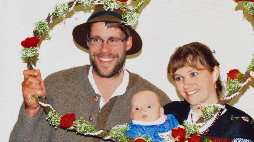 Familie Willmann in bayrischer Tracht mit Kranz aus Tannenzweigen und roten Rosen