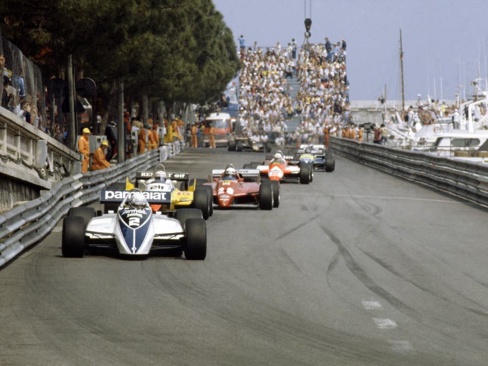 Riccardo Patrese führt beim GP Monaco 1982 das Feld an.