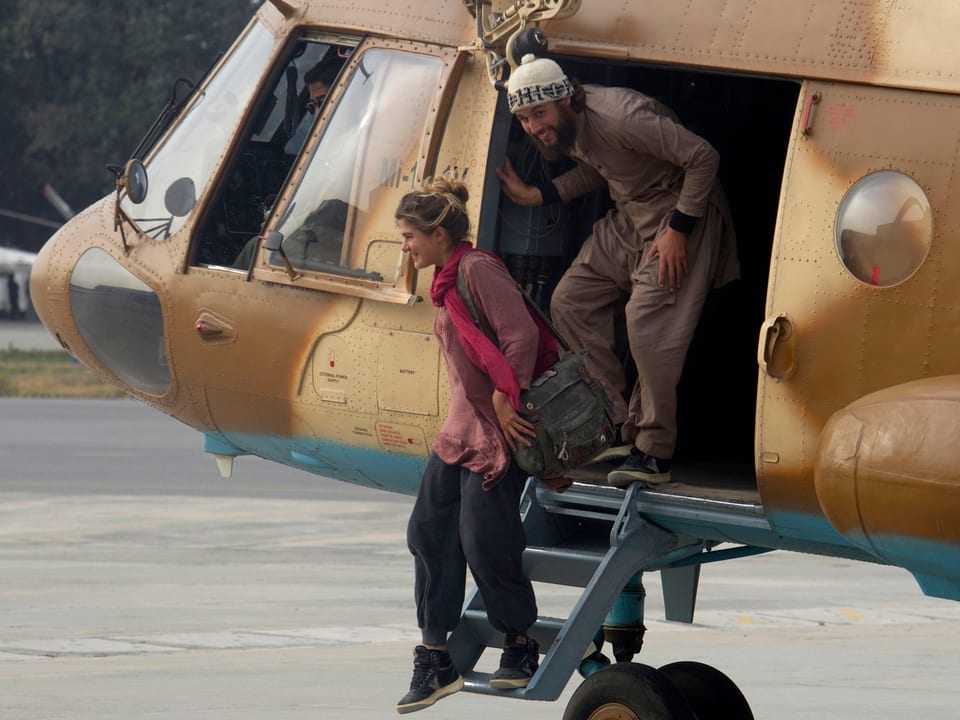 Das pakistanische Militär flog die beiden in eine Militärbasis nahe der Hauptstadt Islamabad. 