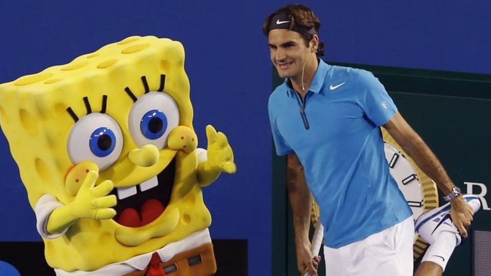 Roger Federer posiert mit der Comicfigut «Schwammkopf».