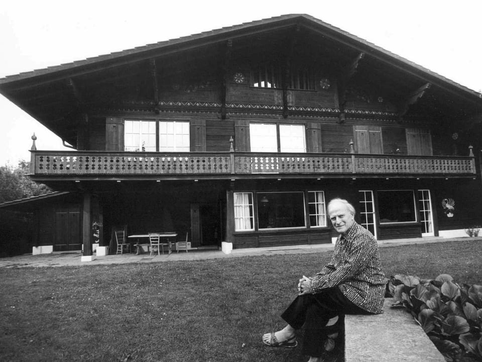 Yehudi Menuhin, Violonist und Dirigent, sitzt vor seinem Haus im Berner Oberland, 1979.