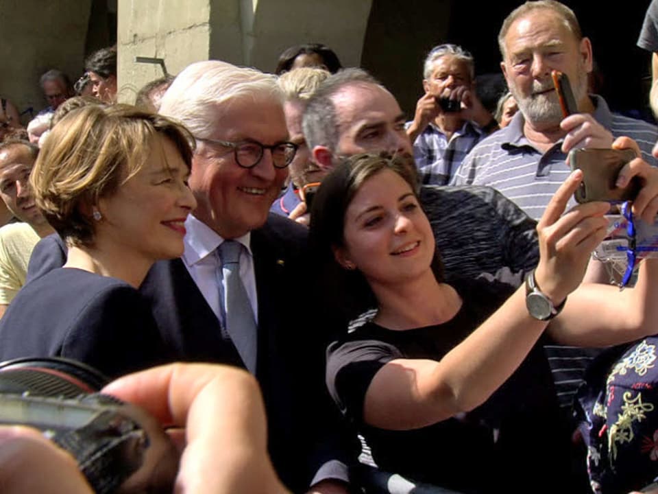 Der deutsche Bundespräsident und seine Gattin posieren bereitwillig für ein Selfie.