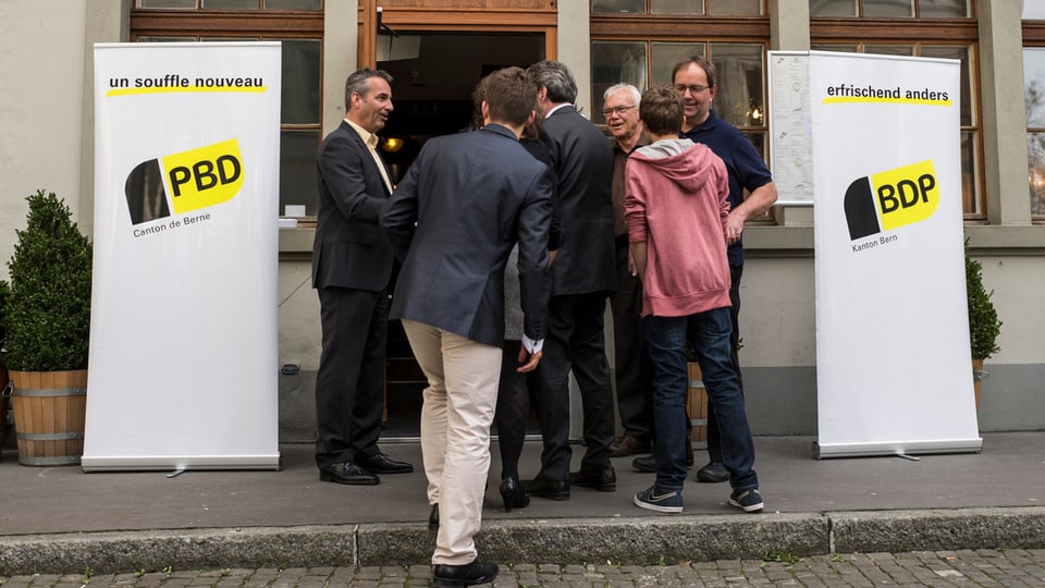 Vertreter der BDP schreiten am Sonntag in ihre temporäre Parteizentrale im Restaurant Rathaus in Bern.